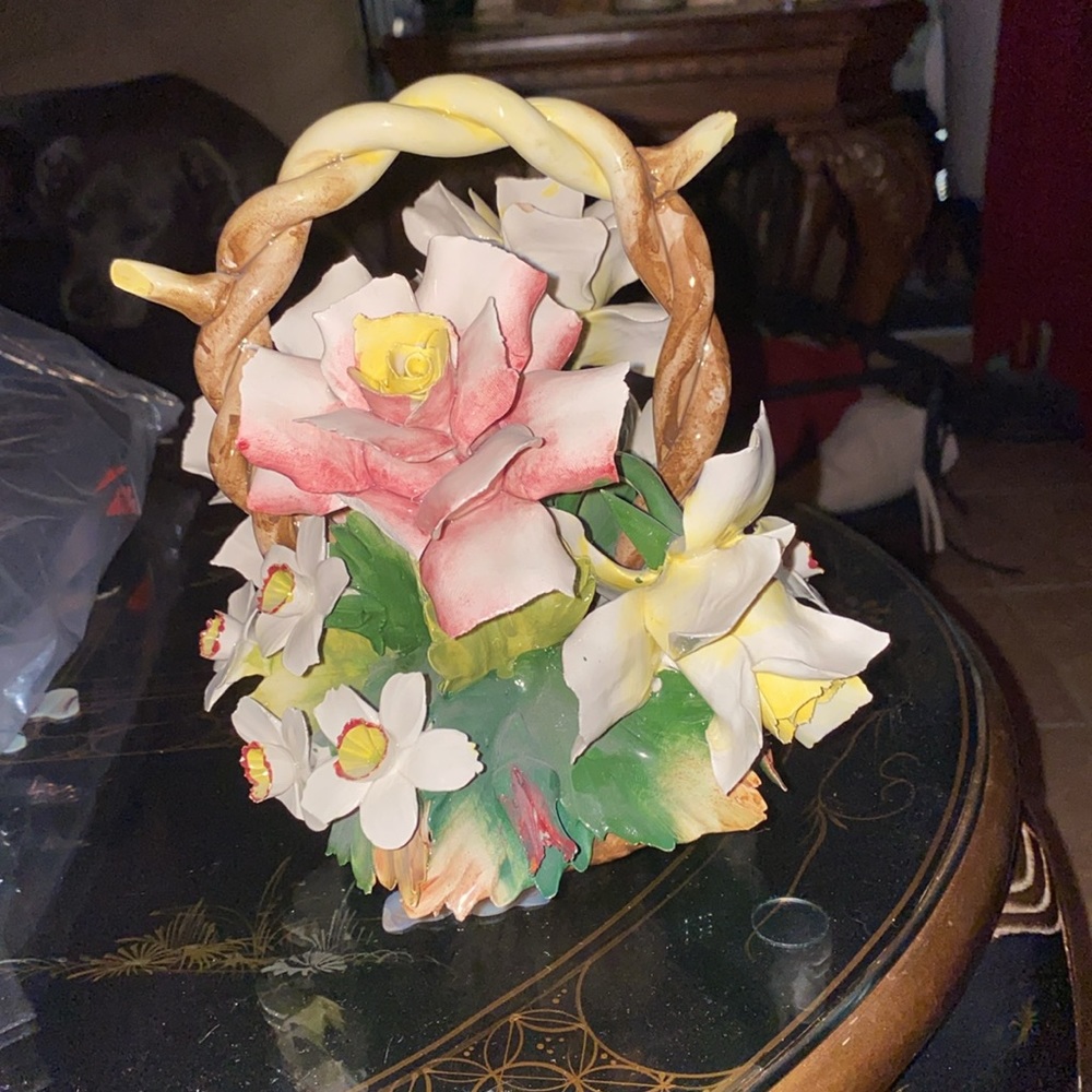 Vintage Capodimonte Porcelain Flower Basket minor chips please see pictures - Picture 2 of 7